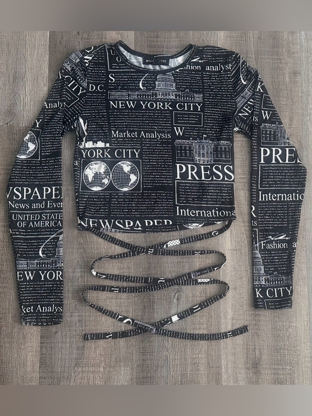 💞 Women’s Size Small Black Newspaper Print Wrap Crop Top